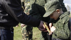 Der Junge mit der Pistole