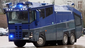 Polizisten beschädigen eigenen Wasserwerfer