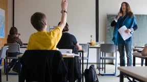 An Einzeltischen hinter abgeklebten Fenstern