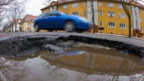 Mann öffnet Tür von Studentenwohnheim - mit dem Auto