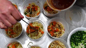 Wuhans heißscharfe trockene Nudeln