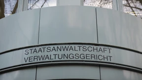 Clanmitglied schlägt auf Reporter von „Spiegel TV“ ein