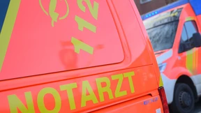 Nach Überholmanöver: Drei Menschen verbrennen in E-Auto