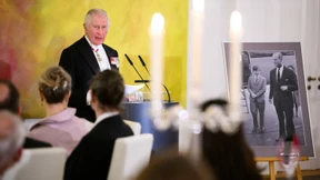 Charles III. scherzt: „Kein Dinner for one“