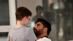 Junge kehrt zu seiner Familie zurück