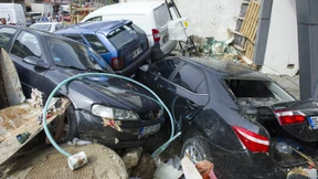 Wassermassen reißen Autos mit