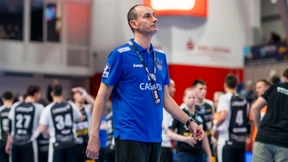 Schiedsrichter müssen in wildem Spiel im Regelheft blättern