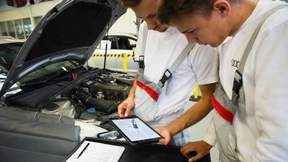 Mit dem Tablet an der Motorhaube