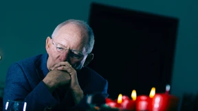 Ich versuche, mir selbst mit Ironie zu begegnen