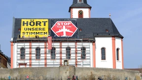 Anti-Fluglärm-Protest auf dem Kirchendach