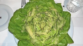 Als Vorspeise gibt es einen ganzen Kopfsalat