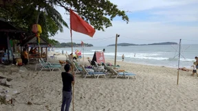 Zehntausende Urlauber in Thailand fliehen vor Tropensturm