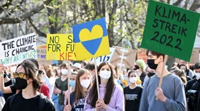Wie geht es Jugendlichen zwischen Klimakrise, Pandemie und Krieg?