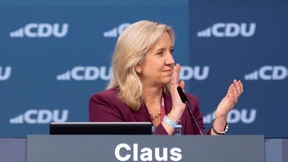 Claus steigt auf, Wallmann liegt vorn