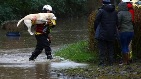Starke Unwetter überschwemmen die Straßen