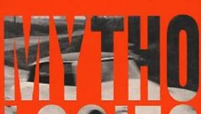 Im engen Zeitkostüm der fünfziger Jahre