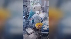 Patient droht von wackelndem OP-Tisch zu fallen