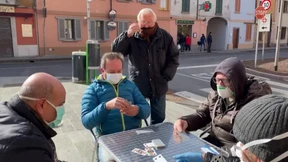 Kartenspielen mit Atemschutz  in Italien