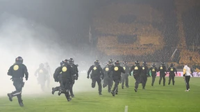 Zweitligaspiel nach Krawallen auf dem Platz unterbrochen