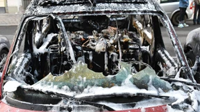 Acht Autos fangen in einer Straße Feuer