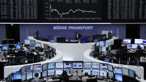 Euro setzt Talfahrt fort, Dax fester