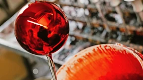 Glänzendes Handwerk: Weihnachtskugeln aus Thüringen