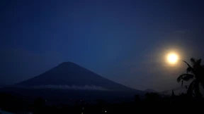 Supermond trifft Vulkan