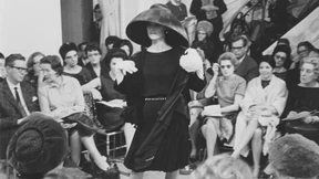 Nach dem Defilee in den Schrank