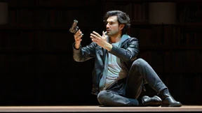 Ein Bild von Mann – und singt auch noch schön!