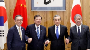 Hand in Hand mit Blick auf Trump