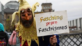 Demonstranten protestieren gegen Corona-Maßnahmen