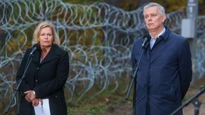 Polens Botschaft inmitten von Stacheldraht