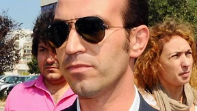 Prothesen, Frauen und Berlusconi