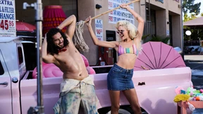 „Bitte mal mit den Schwämmen und dem Schlauch spielen!“