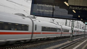 Junge büxt nachts aus und nimmt Zug nach Frankfurt