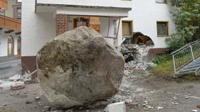 20-Tonnen-Fels kracht gegen ein Haus