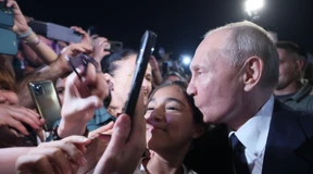 Putin nimmt Bad in Menschenmenge