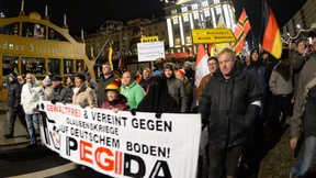 Pegida-Teilnehmer greifen Kameramann an