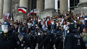 Corona-Skeptiker stürmen durch Absperrung auf Treppe des Reichstags