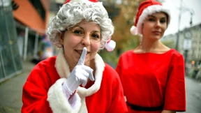 Ab jetzt verteilt auch die Weihnachtsfrau Geschenke