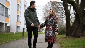 Ukrainisch-syrisches Paar blickt mit Sorge gen Osten