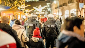 Kameras, Streifen und Poller für die Sicherheit