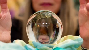 Angeblicher Wahrsager betrügt Frau um mehrere hunderttausend Euro