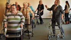 Im Wiegeschritt durchs Altenheim  