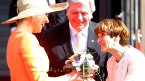 Winken und Fähnchen schwenken