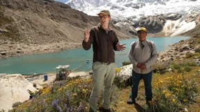 Gericht und Sachverständige bei Ortstermin in Peru