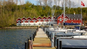 Blaue Stunde mit Blick auf den Fjord