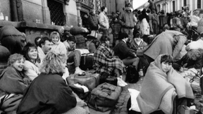 Flüchtlinge stehen dicht gedrängt die Vlaska-Gasse entlang