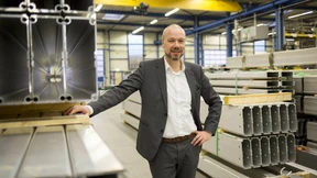 Zelte für Flüchtlinge und Löwen