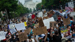 Zehntausende demonstrieren weiter friedlich 